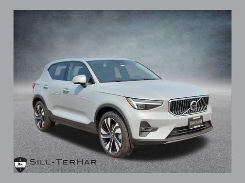2025 Volvo XC40 B5 Ultra Bright Theme