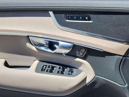 2025 Volvo XC90 Plug-In Hybrid T8 Core 7-Seater