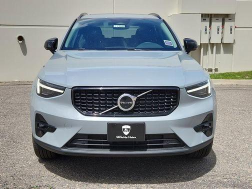 2025 Volvo XC40 B5 Ultra Dark Theme