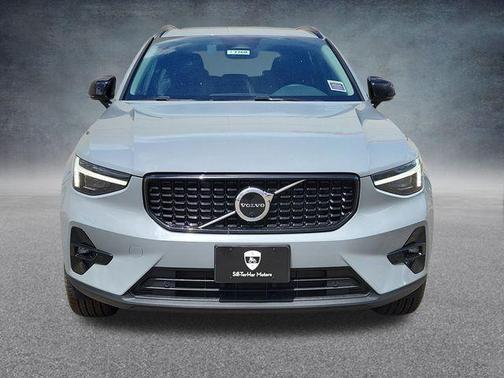 2025 Volvo XC40 B5 Ultra Dark Theme
