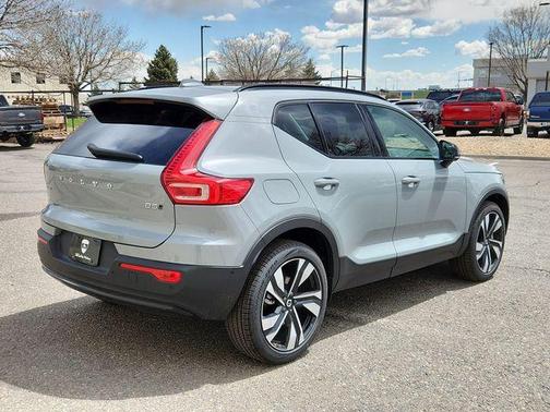 2025 Volvo XC40 B5 Ultra Dark Theme
