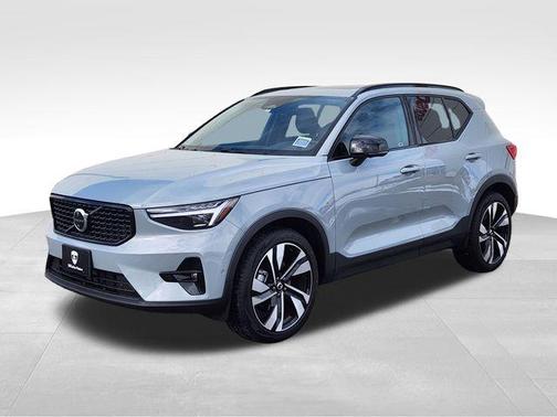 2025 Volvo XC40 B5 Ultra Dark Theme