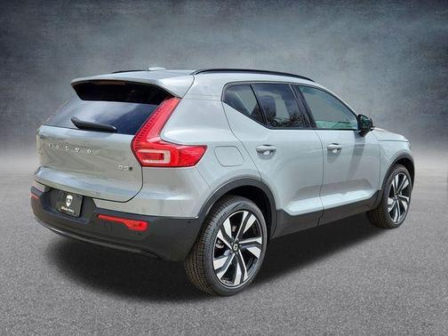 2025 Volvo XC40 B5 Ultra Dark Theme