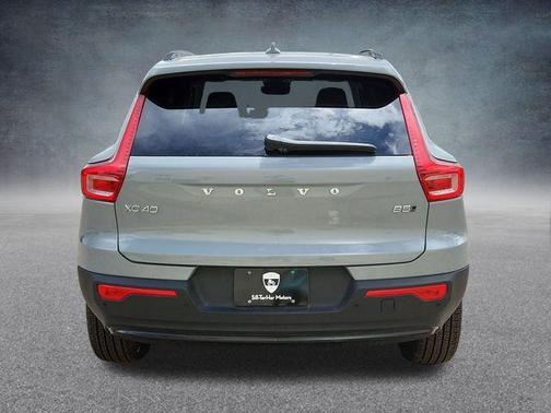 2025 Volvo XC40 B5 Ultra Dark Theme