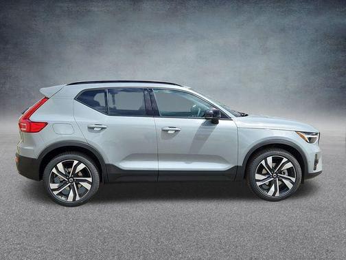 2025 Volvo XC40 B5 Ultra Dark Theme