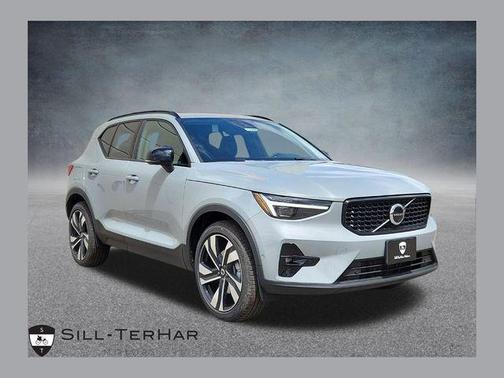 2025 Volvo XC40 B5 Ultra Dark Theme