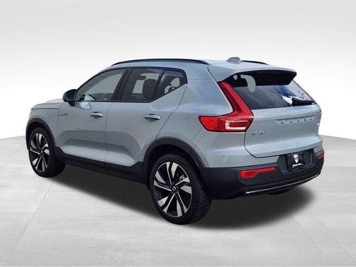 2025 Volvo XC40 B5 Ultra Dark Theme