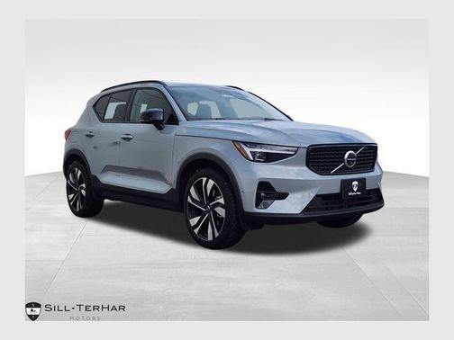 2025 Volvo XC40 B5 Ultra Dark Theme