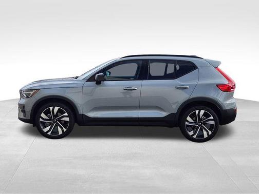 2025 Volvo XC40 B5 Ultra Dark Theme