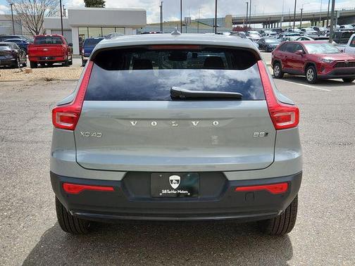 2025 Volvo XC40 B5 Ultra Dark Theme