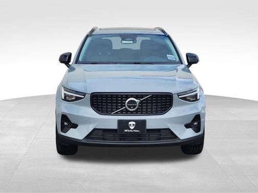 2025 Volvo XC40 B5 Ultra Dark Theme