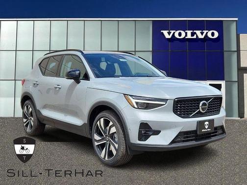 2025 Volvo XC40 B5 Ultra Dark Theme