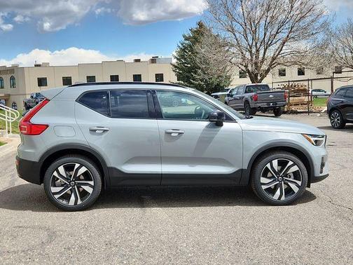 2025 Volvo XC40 B5 Ultra Dark Theme