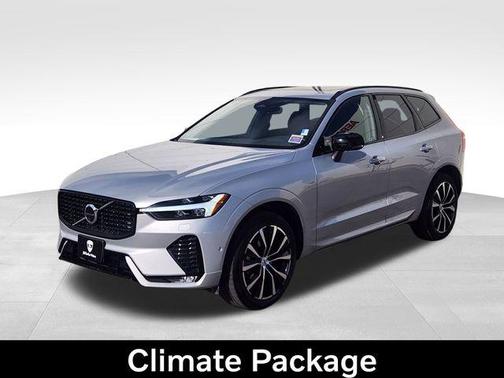 2023 Volvo XC40 B5 Ultimate Dark Theme
