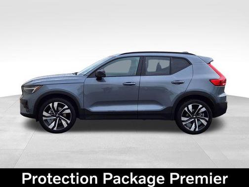 2023 Volvo XC40 B5 Ultimate Dark Theme
