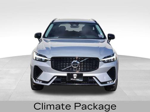 2023 Volvo XC40 B5 Ultimate Dark Theme