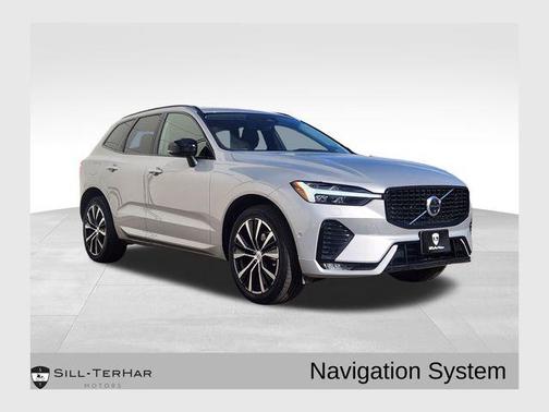2023 Volvo XC40 B5 Ultimate Dark Theme