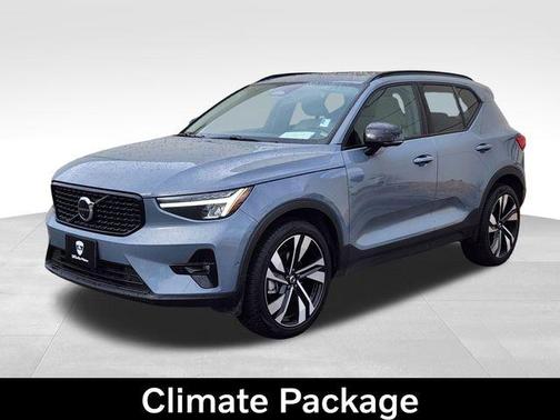 2023 Volvo XC40 B5 Ultimate Dark Theme