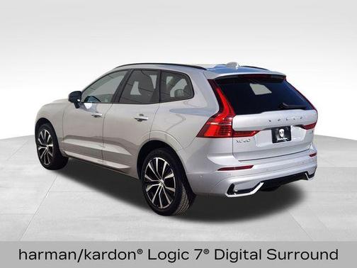 2023 Volvo XC40 B5 Ultimate Dark Theme