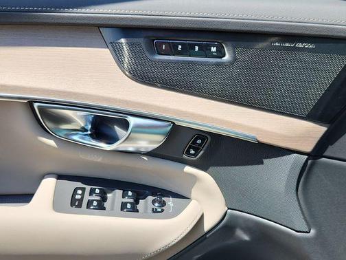 2025 Volvo XC90 Plug-In Hybrid T8 Plus 7-Seater