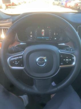 2023 Volvo XC60 B5 Ultimate Bright Theme