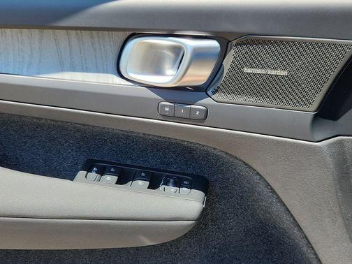 2025 Volvo XC40 B5 Ultra Dark Theme