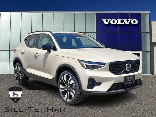 2025 Volvo XC40 B5 Ultra Dark Theme