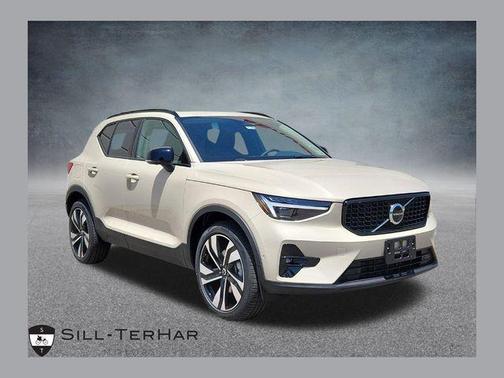 2025 Volvo XC40 B5 Ultra Dark Theme
