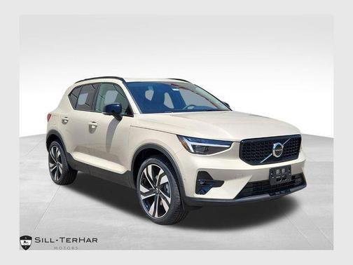 Sand Dune Metallic 2025 Volvo XC40 B5 Ultra Dark Theme