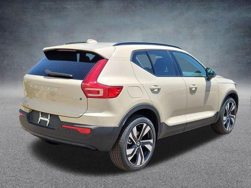 2025 Volvo XC40 B5 Ultra Dark Theme