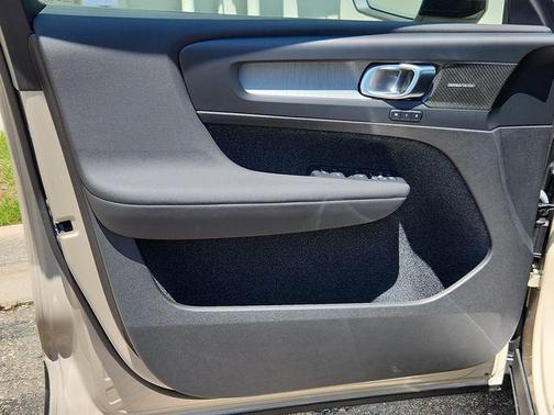 2025 Volvo XC40 B5 Ultra Dark Theme