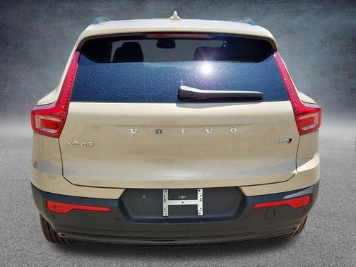 2025 Volvo XC40 B5 Ultra Dark Theme