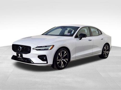 2024 Volvo S60 B5 Plus Dark Theme
