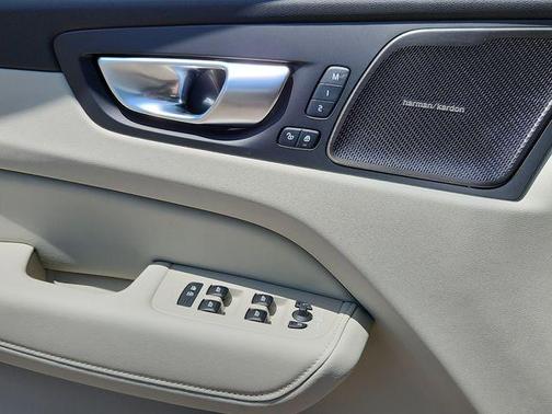 2025 Volvo XC60 Plug-In Hybrid T8 Ultra