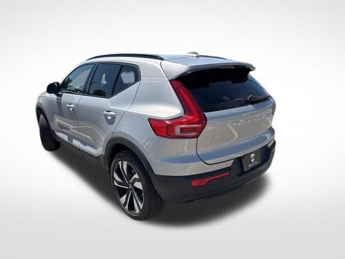 2024 Volvo XC40 B5 Plus Dark Theme