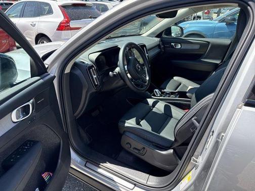2024 Volvo XC40 B5 Plus Dark Theme