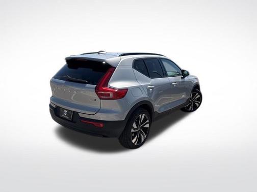 2024 Volvo XC40 B5 Plus Dark Theme