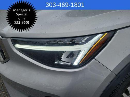 2025 Volvo XC40 B5 Core Bright Theme