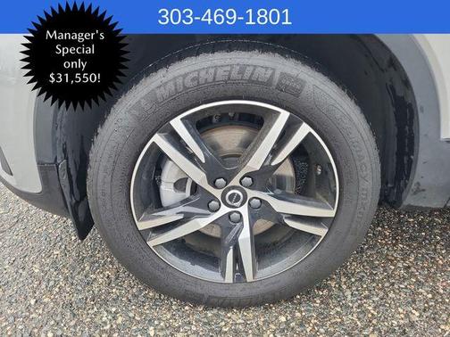 2025 Volvo XC40 B5 Core Bright Theme
