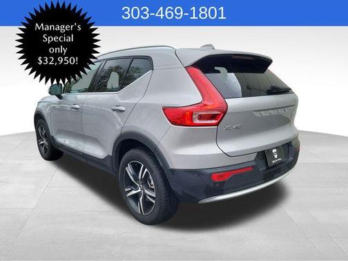 2025 Volvo XC40 B5 Core Bright Theme