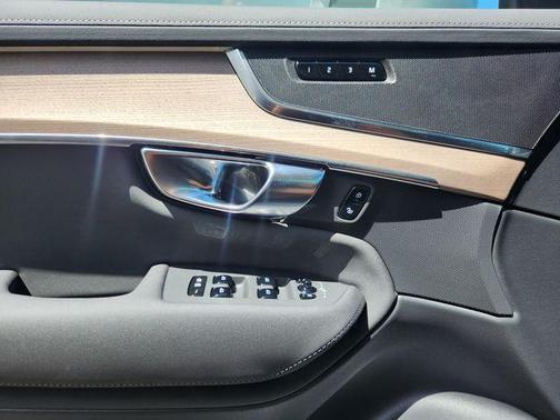 2025 Volvo XC90 B5 Core
