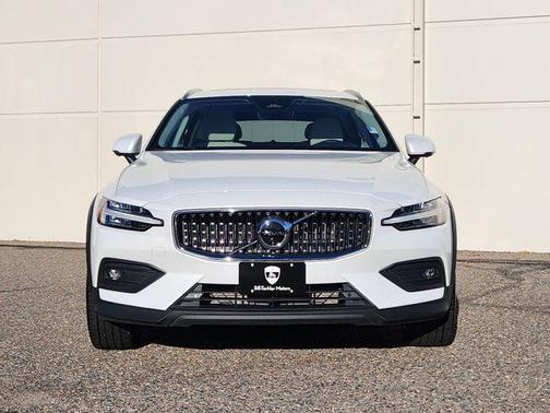 2024 Volvo V60 Cross Country B5 Ultimate