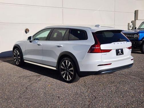 2024 Volvo V60 Cross Country B5 Ultimate