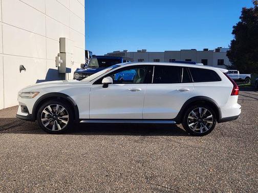 2024 Volvo V60 Cross Country B5 Ultimate