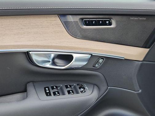 2025 Volvo XC90 B5 Plus 7-Seater