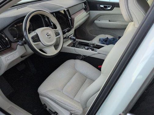 2021 Volvo XC60 T6 Momentum
