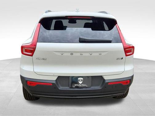 Crystal White 2026 Volvo XC40 B5 Plus