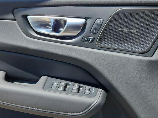 2025 Volvo XC60 Plug-In Hybrid T8 Plus
