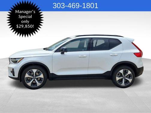 2023 Volvo XC40 B5 Plus Dark Theme
