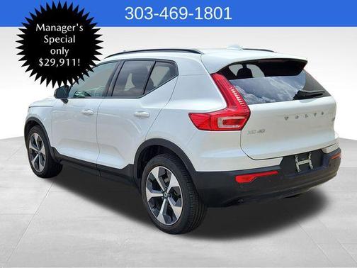 2023 Volvo XC40 B5 Plus Dark Theme